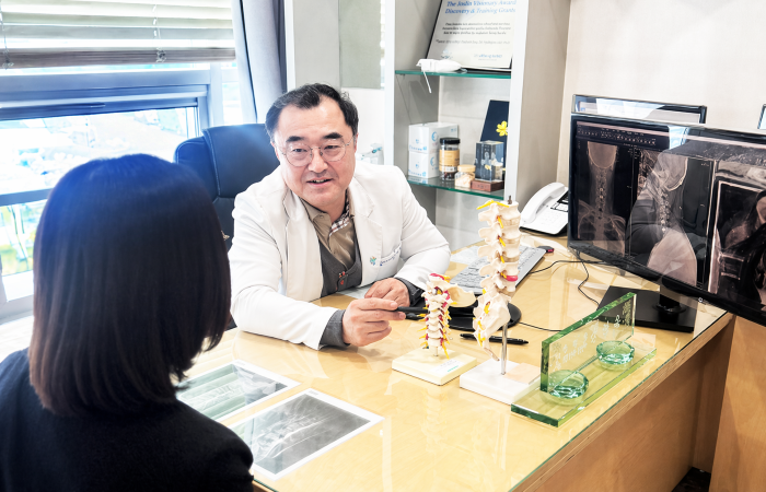 [전문의 칼럼] 목 통증 방치가 ‘손 저림’ 부른다